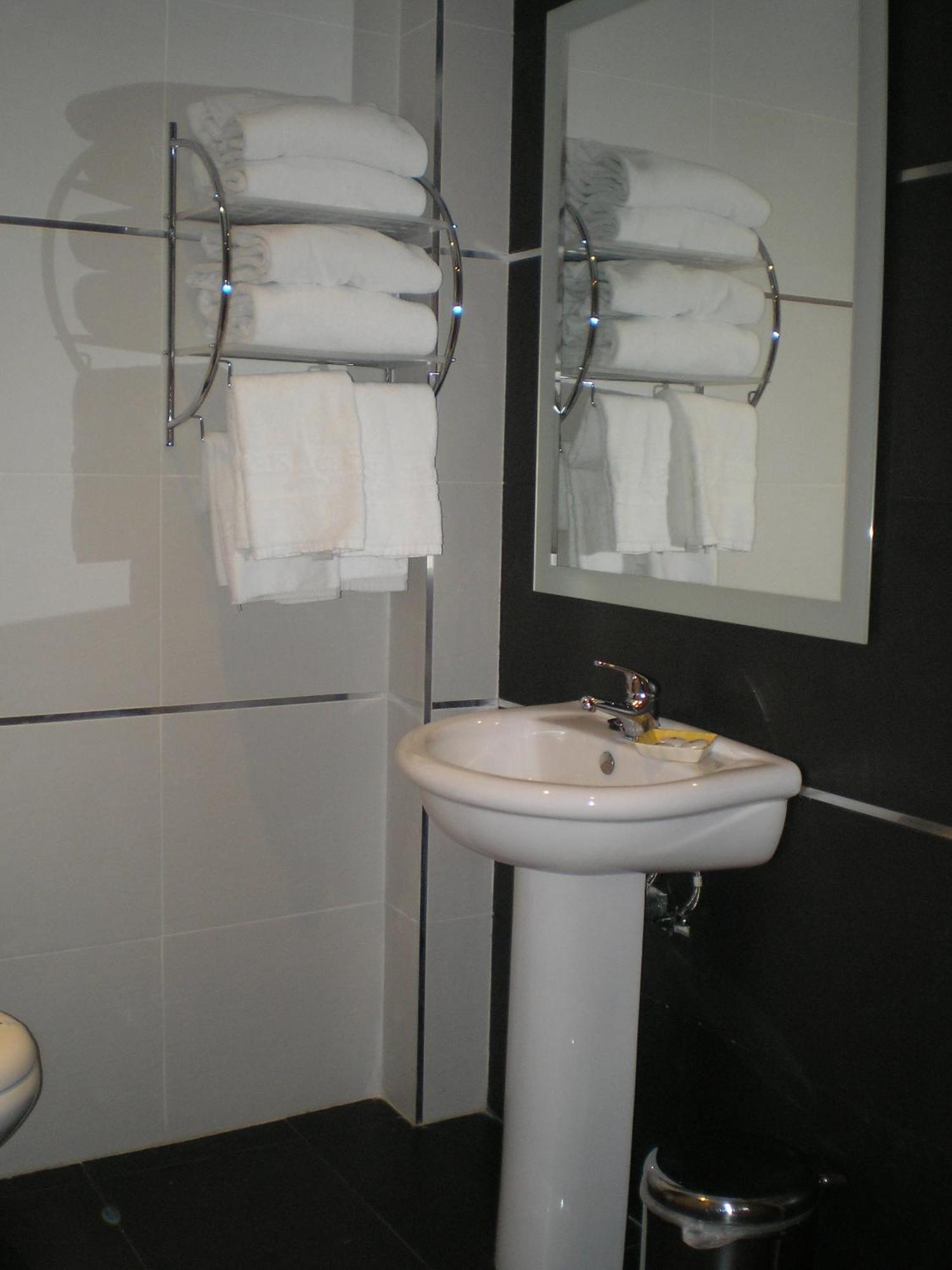 Apartamentos Plaza Espana Deluxe Zaragoza Bagian luar foto